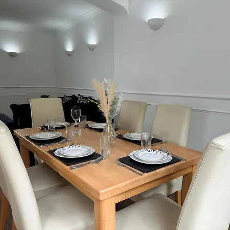 A Stylish & Cosy Home From Home! *